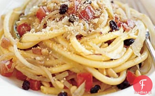 Makaron z anchois, porzeczkami, koprem włoskim i orzeszkami pinii