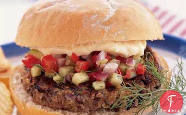 Burgery z czarnej fasoli z pikantnym ogórkiem i czerwoną papryką