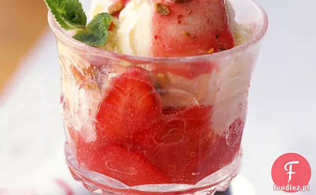 Truskawki Romanoff Sundaes