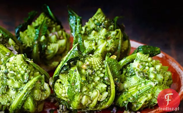 Brokuły Romanesco z zielonym sosem ziołowym