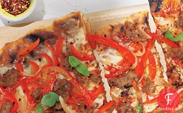 Pizza z kiełbasą, papryką i cebulą
