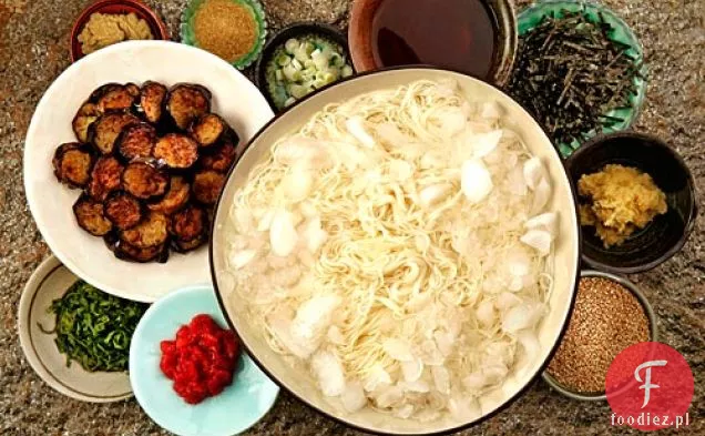 Mrożony makaron Somen i smażony bakłażan z sosem sojowo-mirinowym