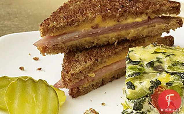 Mini kanapki z grillowaną szynką i serem