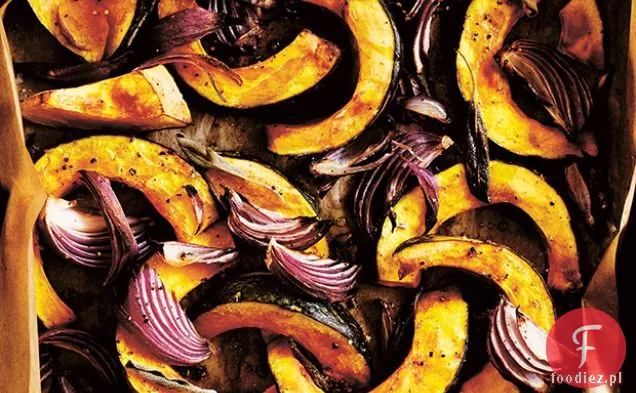 Pieczona dynia z cytryną, smażoną zielenią i tostowym sosem z kminku