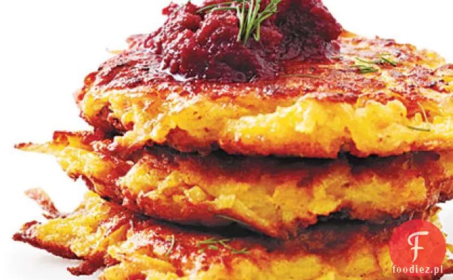Chrupiące latki z warzyw korzeniowych z puree z buraków