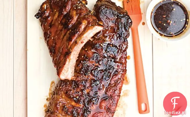 Grillowane żeberka z tyłu dziecka z lepką brązową glazurą cukrową