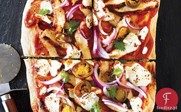 Pizza z kurczaka z grilla ze świeżą mozzarellą i marynowanymi Jalapeños