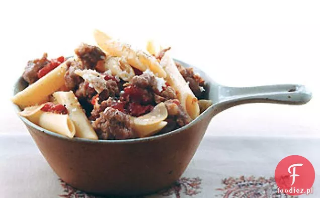 Penne z kiełbasą i sosem pomidorowym