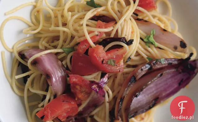 Spaghetti z dymnymi pomidorami i cebulą