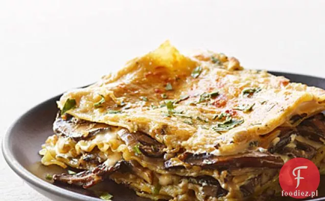 Grzyby i świeże zioła lasagne