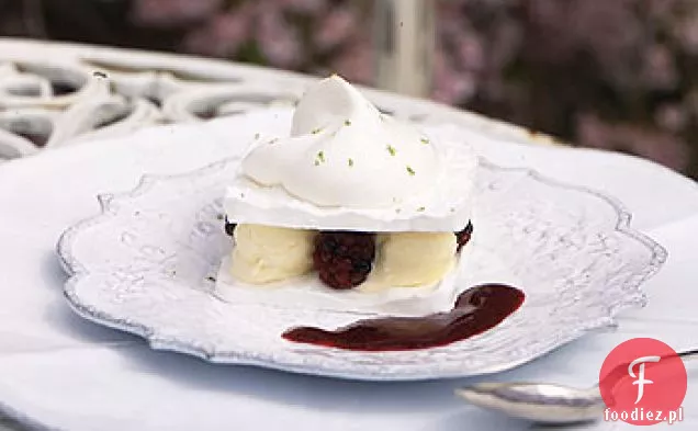 Napoleony bezowe z lodami limonkowymi i jeżynami