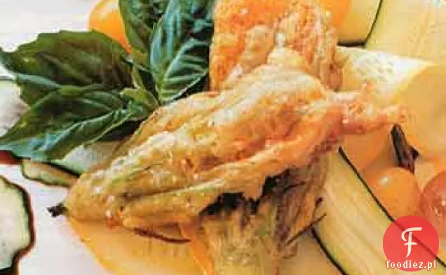 Nadziewane serem kwiaty squasha z ogoloną dynią i prażonymi pestkami dyni
