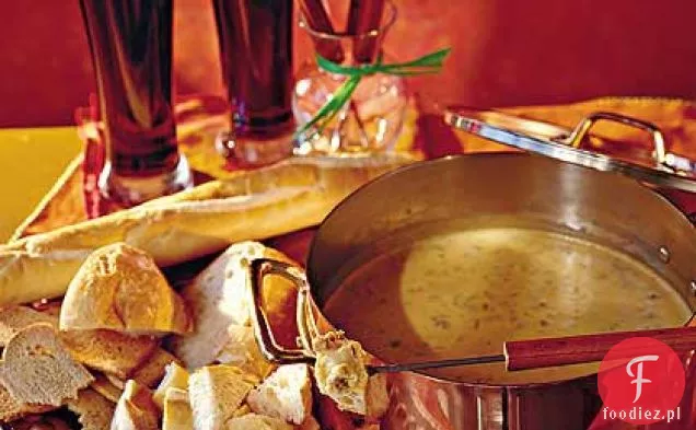 Fondue z piwem i cheddarem