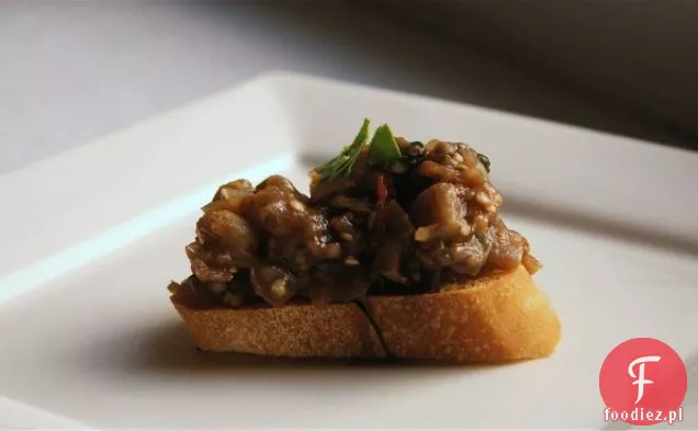 Bakłażan Caponata Crostini z granatem-mżawka balsamiczna