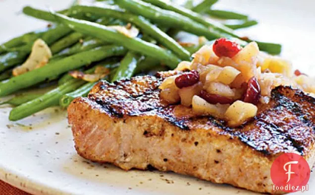 Przyprawione kotlety wieprzowe z chutneyem jabłkowym