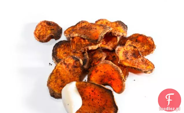 Pieczone w piekarniku słodkie chipsy ziemniaczane z dipem Ranch