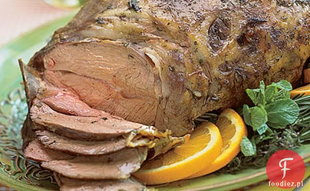 Pieczona noga jagnięca z sosem ze świeżej mięty