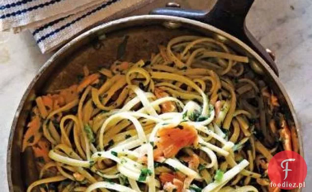 Linguine z sosem z wędzonego łososia