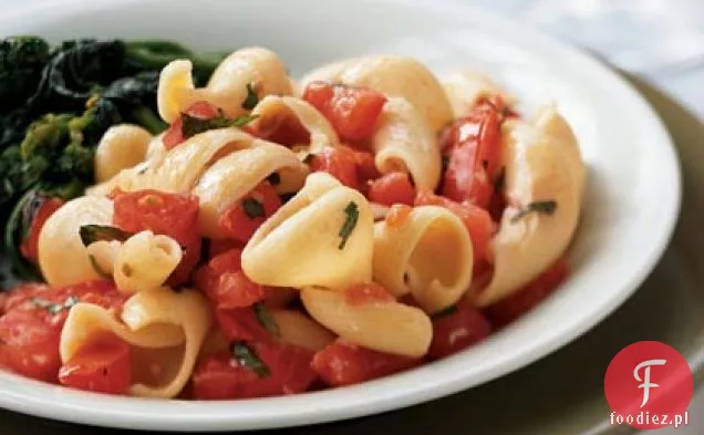 Makaron Garlicky ze świeżymi pomidorami i bazylią