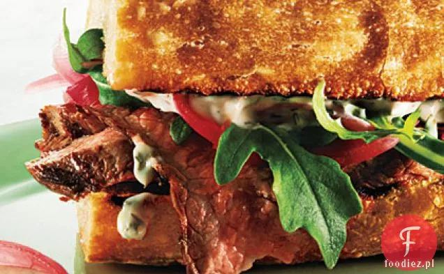 Kanapki ze stekiem z marynowaną cebulą i ziołami Aioli