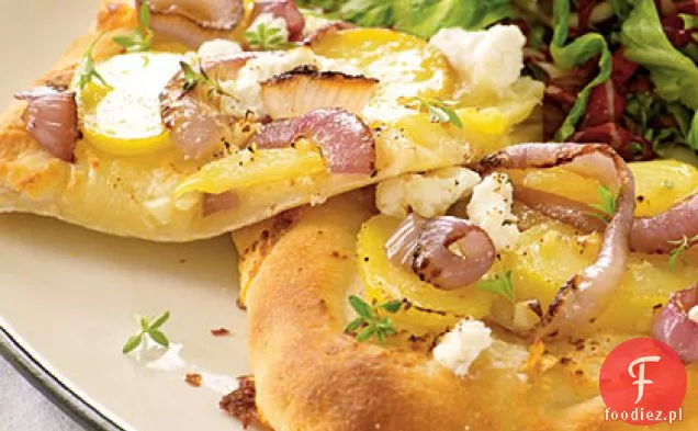 Pizza z czerwoną cebulą, ziemniakami i kozim serem