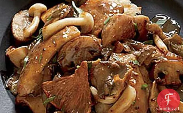 Kurczak, grzyby i pieczony czosnek Sauté