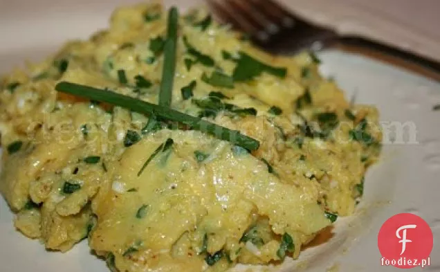 Kremowa jajecznica ze świeżymi ziołami w ogrodzie