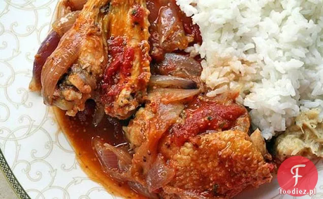 Gulasz z kurczaka z cebulą, pomidorami i Dijon