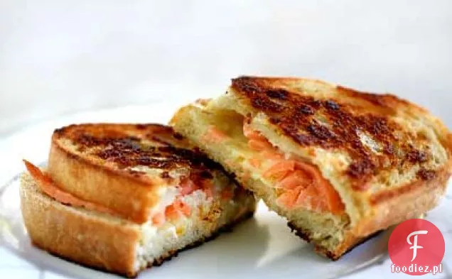 Kanapka z wędzonym łososiem i grillowanym serem Gruyere