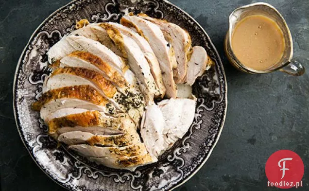 Pieczona pierś z indyka z pieczonym sosem czosnkowym