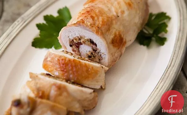 Nadziewana pierś z indyka z boczkiem, żurawiną, farszem z bułki tartej