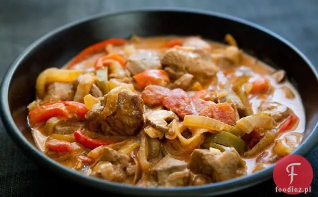 Gulasz z indyka z papryką i pieczarkami