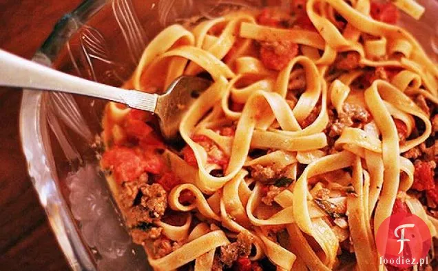 Fettuccine z kremowym sosem pomidorowym z włoskiej kiełbasy