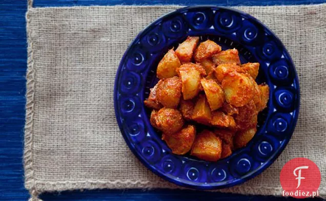 Hiszpańskie ziemniaki pieczone w sosie pomidorowym (Patatas Bravas)