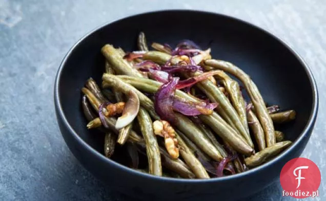 Pieczona fasolka szparagowa z cebulą i orzechami włoskimi