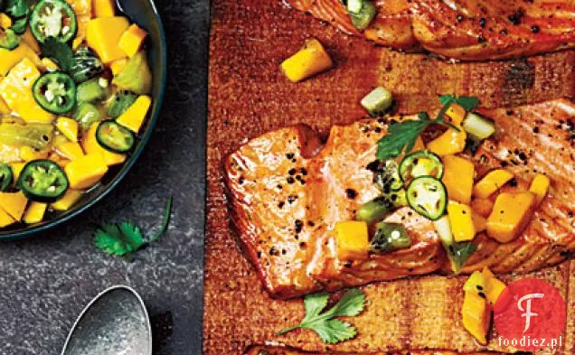 Deska cedrowa - Grillowany łosoś z salsą Mango kiwi