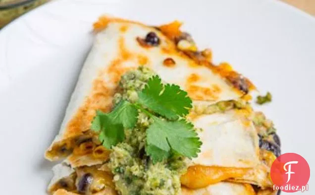 Karmelizowana kukurydza i czarna fasola Quesadillas z pieczoną salsą z cukinii