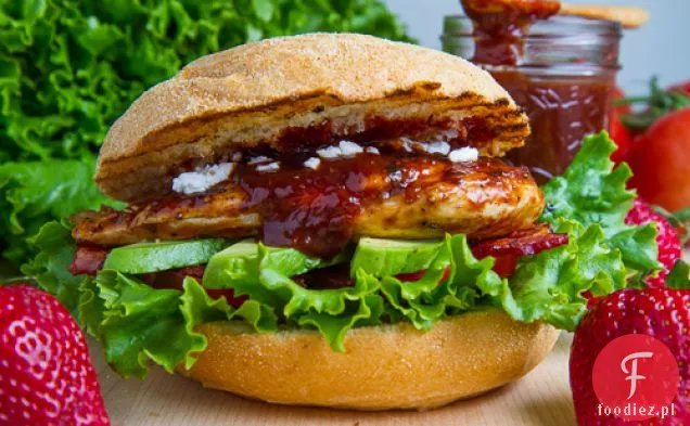 Strawberry BBQ Chicken Club Sandwich z boczkiem, awokado i kozim serem