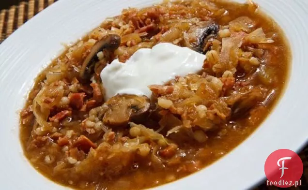 Zupa z kapusty kiszonej z szynką i grzybami