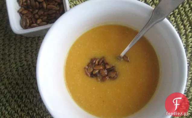 Zupa Z Dyni, Kukurydzy I Trawy Cytrynowej Z Przyprawionymi Pestkami Dyni