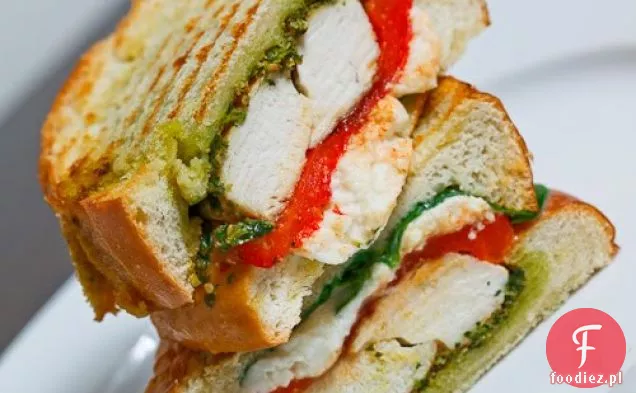 Panini z kurczaka i pieczonej czerwonej papryki z pesto kolendry i fetą