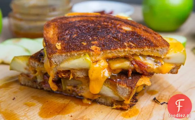 Kanapka z grillowanym serem karmelowo-jabłkowym (z boczkiem)