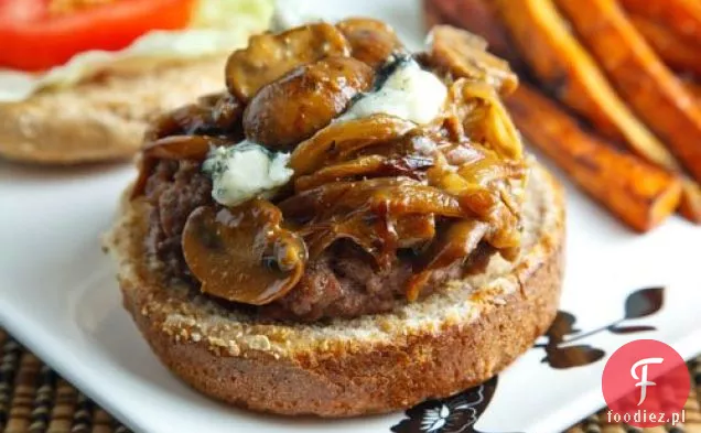 Hamburgery duszone w karmelizowanym sosie z cebuli, grzybów i sera pleśniowego