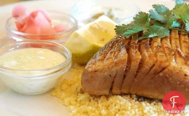 Steki z tuńczyka pieczone w sosie z czerwonej papryki