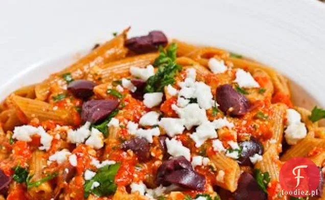 Pieczony makaron Pesto z czerwonej papryki z oliwkami Feta i Kalamata