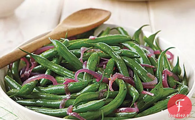 Sałatka z zielonej fasoli z roztopioną czerwoną cebulą