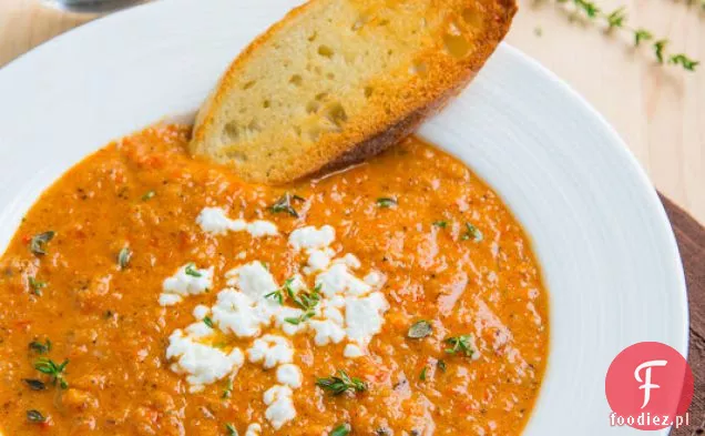 Kremowa pieczona zupa z czerwonej papryki i kalafiora z kozim serem