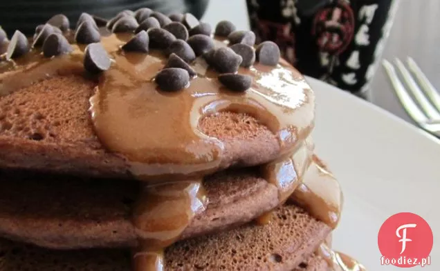 Peanut Butter Chocolate Pancakes (w / bezglutenowe i wegańskie opcje)
