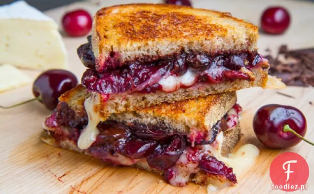 Balsamiczna pieczona wiśnia, ciemna czekolada i grillowana kanapka z serem Brie
