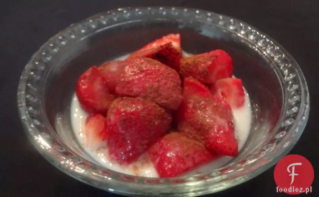 Truskawki cynamonowe i mleko migdałowe